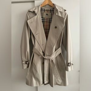 Woman’s Burberry short trench coat
